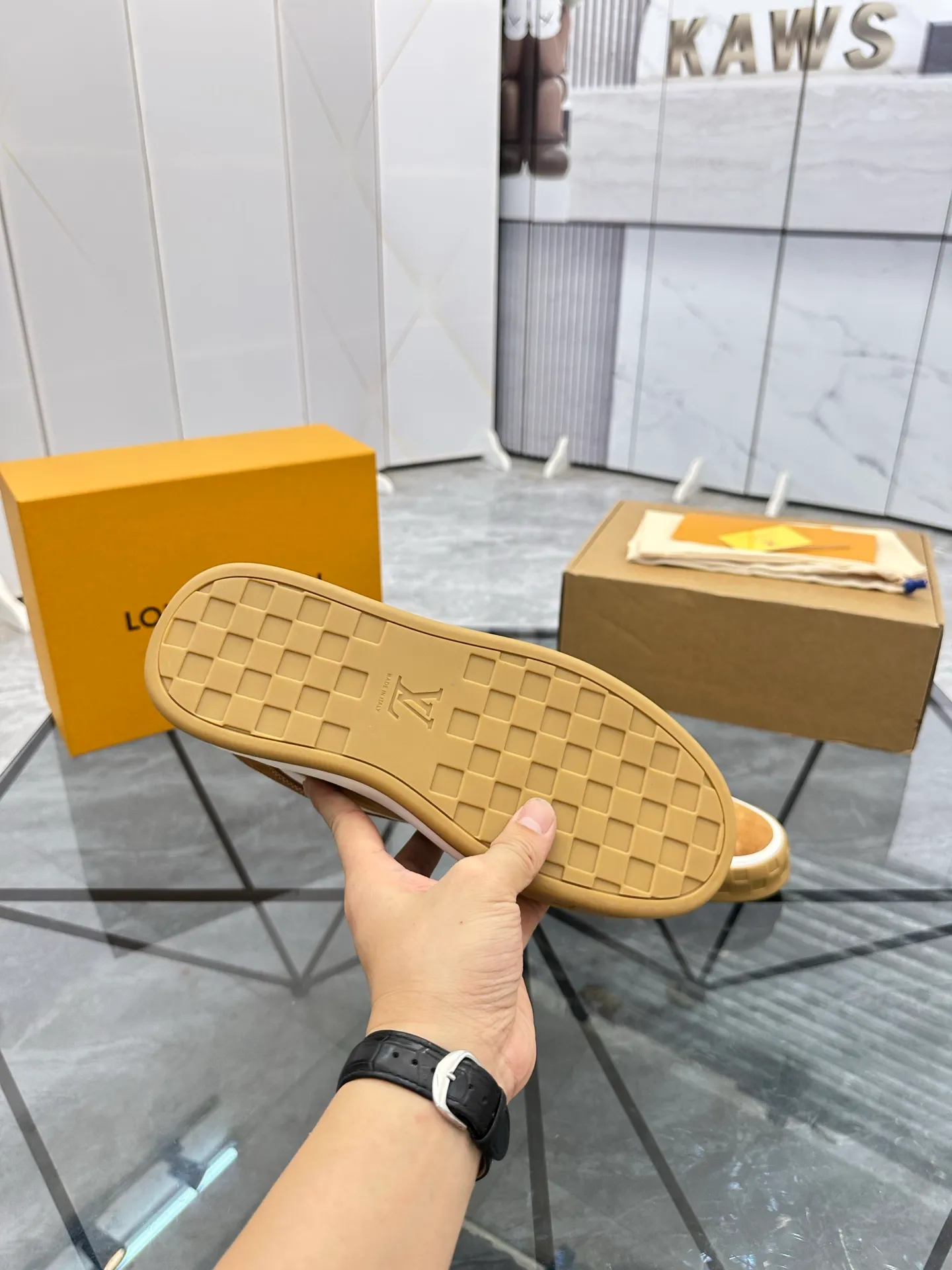 Men's shoes for sale 💰: 💰P660¥ Top quality Comes with airplane case Product trademark: LV* "Louis Vuitton*" low-top casual shoes Regular size: 35-44 (can be customized to 45) Couple style Product materials: imported nubuck leather upper, sheepskin lining, original outsole. Number: 819